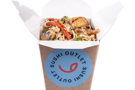 Вок с говядиной в сливочном соусе с пшеничной лапшой