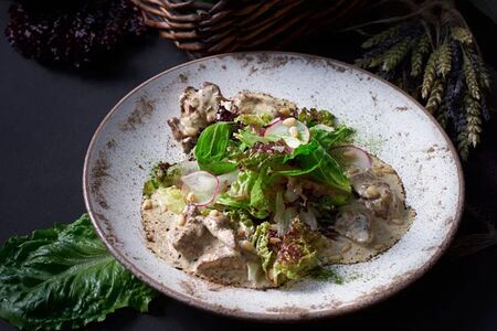 Салат с томленой куриной печенью