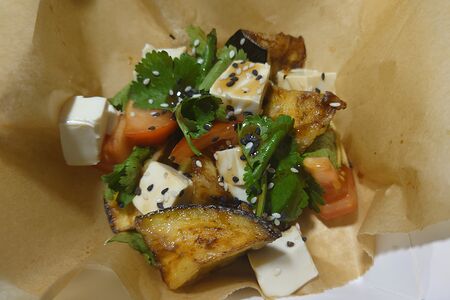 Салат с хрустящими баклажанами и тофу