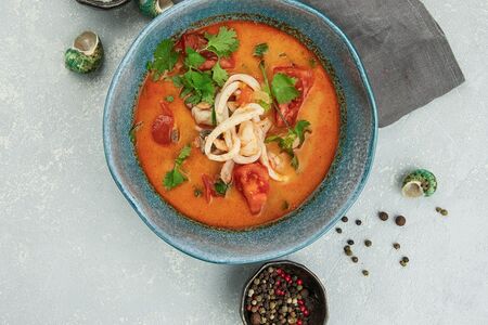 Том ям с морепродуктами