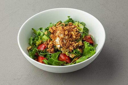 Салат из сладких томатов с кнели из сыра фета