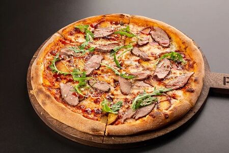 Пицца с уткой и персиком