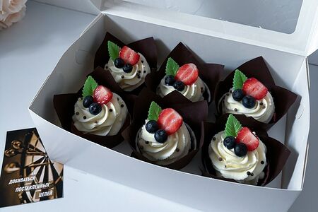 Капкейки с ягодами коричневые