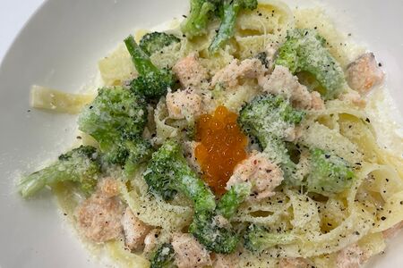 Паста с лососем и брокколи в сливочном соусе