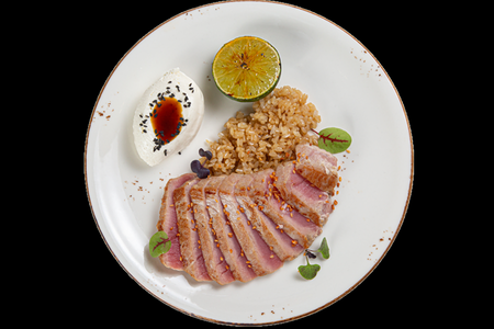 Стейк тунца с копченым крем-сыром