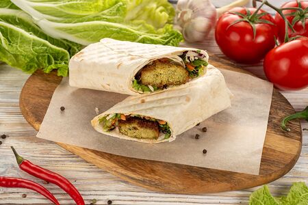 Донер в лаваше с фалафелем