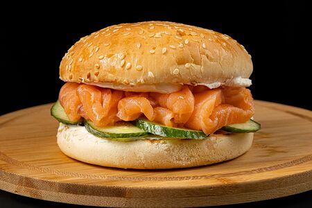 Бейгл с лососем