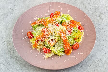 Салат Цезарь с лососем