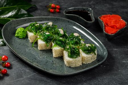 Ролл снежный краб с чукой и ореховым соусом