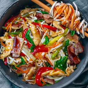 Вок №6 Удон с курицей и беконом