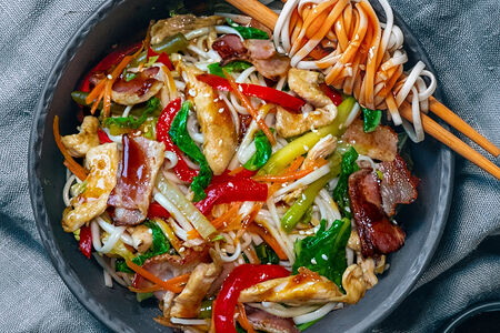 Вок с удоном, курицей и беконом