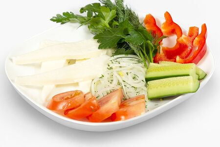 Овощная нарезка с сыром и зеленью