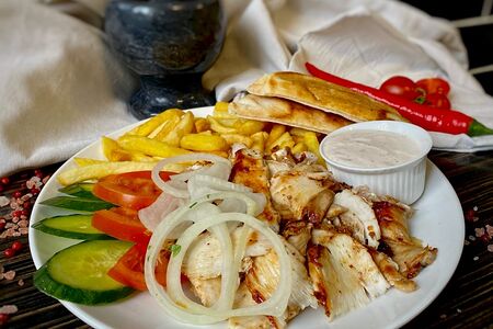 Классическая шаверма на тарелке