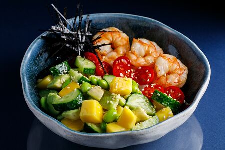 Поке с креветками и соусом маракуйя