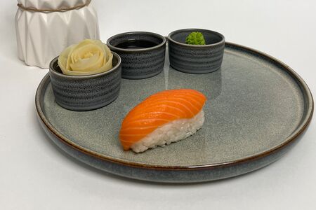 Суши с лососем