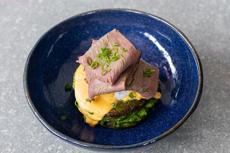 Оладьи из кабачков с пастрами и яйцом пашот