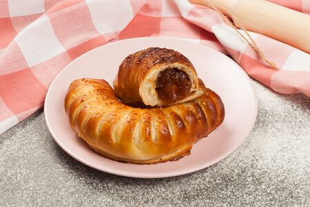 Булочка с абрикосовым повидлом