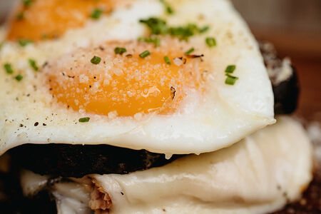 Бриошь с моцареллой, индейкой и трюфельным соусом