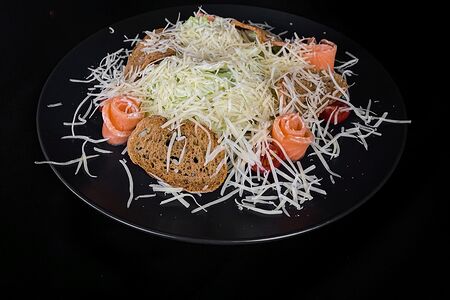 Салат цезарь с слабосоленой сёмгой