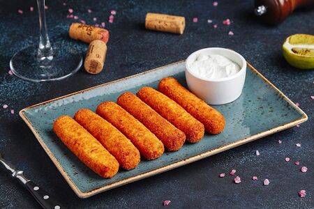 Сырные палочки с соусом блю чиз