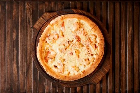 Пицца с лососем и тигровой креветкой