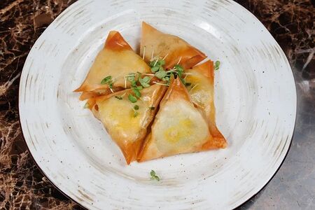 Спринг с креветкой со сладким соусом чили