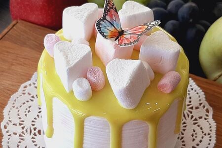 Пирожное Праздник в желтом дизайне