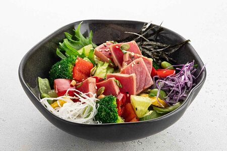 Салат с тунцом и трюфельным соусом