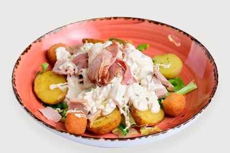 Салат с бужениной, беконом и жареным сыром