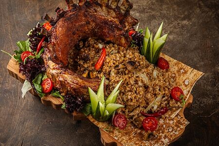 Корона из телятины с ачаром и грибами