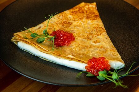 Блинчик с красной икрой и творожным сыром, молоко, мука, сливочное масло, яйцо