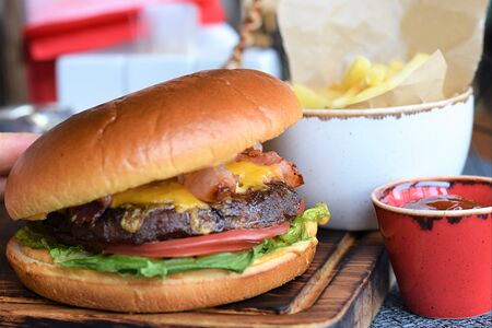 Гриль-бургер с картофелем фри и кетчупом