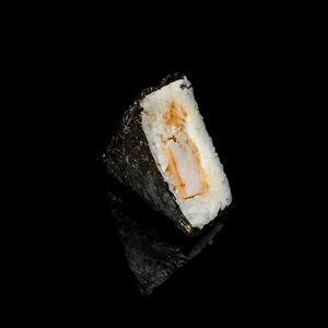 Онигири с хрустящим цыпленоком и трюфельным соусом