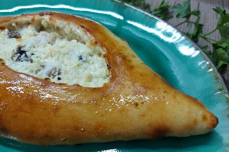 Хачапури по-аджарски с курицей и грибами