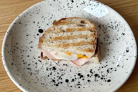 Сэндвич гриль-чиз с окороком