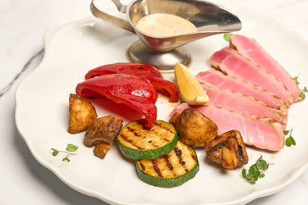 Стейк из тунца с овощами гриль