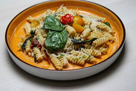 Фузилли с томатами и кедровыми орешками