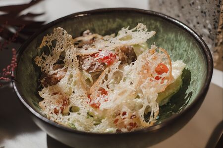 Салат Цезарь с курицей