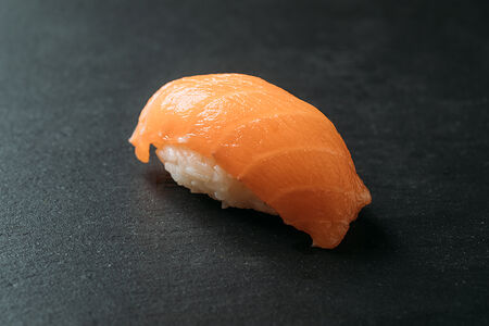 Суши с лососем