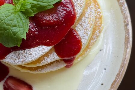 Американские панкейки с клубникой