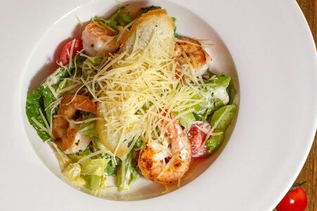 Салат Цезарь с креветками