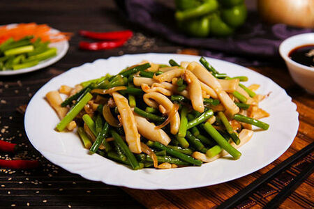 Стрелки чеснока с кальмаром