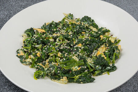 Шпинат с яйцом