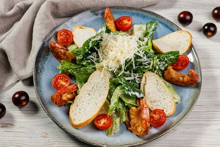 Салат Цезарь с креветками