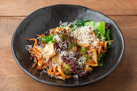 Салат с жареными кальмарами и печёным картофелем