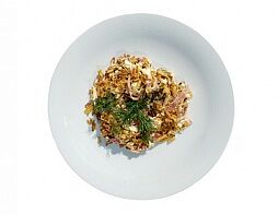 Салат мясной с луком фри