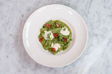 Зеленая паста Verde с томатами и страчателлой