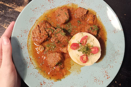 Говядина с овощами и травами томленная в печи