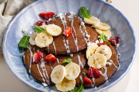 Шоколадные панкейки с бананом, клубникой и сгущенным молоком