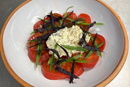 Салат с томатами и ацецили из баклажан с сыром